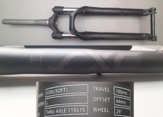 Widelec serw. Aluminiowy SXC3 32 SOFT SPRING W/LOCKOUT 29"28.6X40X245MM T100MM PM180 00D BLK(M)
